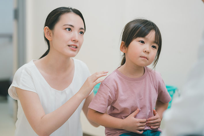 【医師監修】子どもの腹痛、考えられる原因は？対応方法や病院を受診する判断基準も