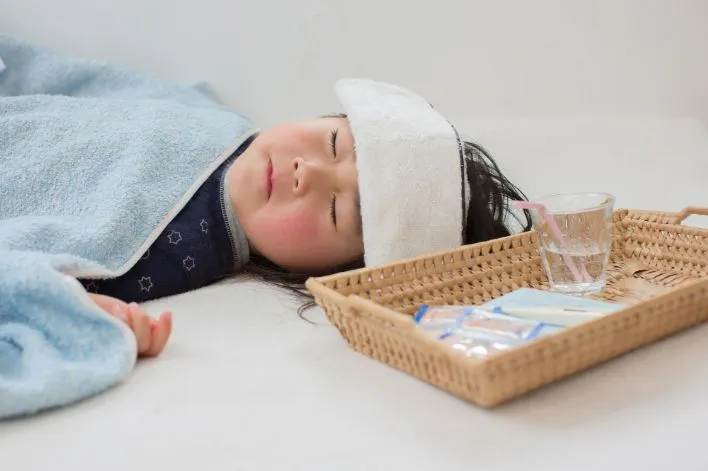 【医師監修】熱性けいれんの原因は？起こしやすい子への対処法、てんかんへのリスクは
