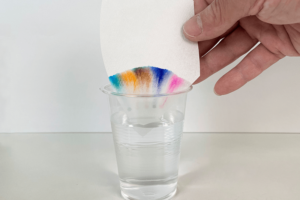 コーヒーフィルターの先を水につける