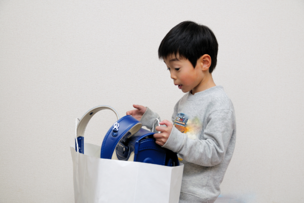 入学準備にかかる費用はどのくらい？ランドセルと学用品の出費を調査